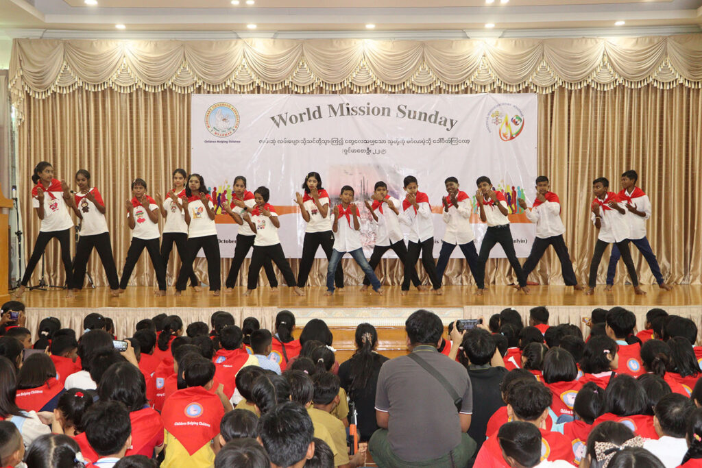 Children are entertaining the participants of World Mission Sunday Event of Yangon Archdiocese (Photo by RVA Sgaw Karen)